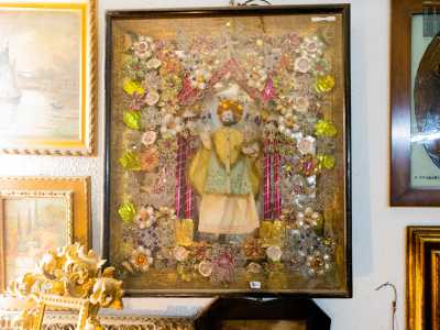 Ma spiccano anche i colori vivaci di una statuetta di San Nicola. �Ai suoi piedi c�� una piccola ampolla in vetro soffiato contenente la manna del Santo. � preziosissima: costa 4000 euro�, rivela Dario